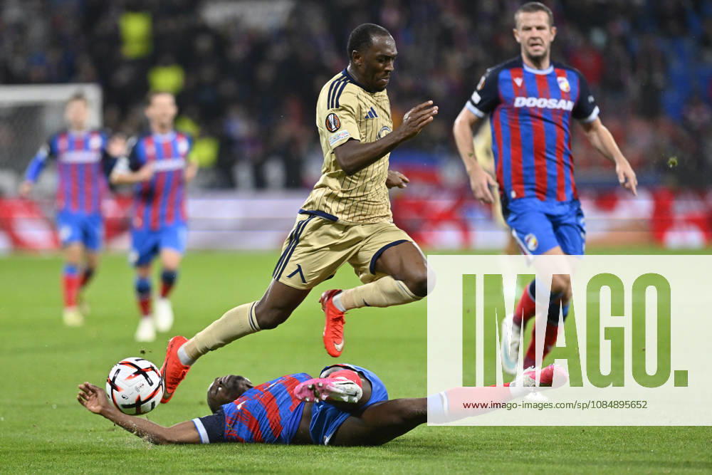 Fotball UEFA Europa League 3rd round match: Viktoria Plzen vs Levski Sofia in Pilsen, Czech Republic, October 22, 2026. From left Cheick Souare of Viktoria and Mehdi Moubarik of Levski. (CTKxPhoto MiroslavxChaloupka) CTKPhotoP2026102209894 CTKPhotoP2026102209894