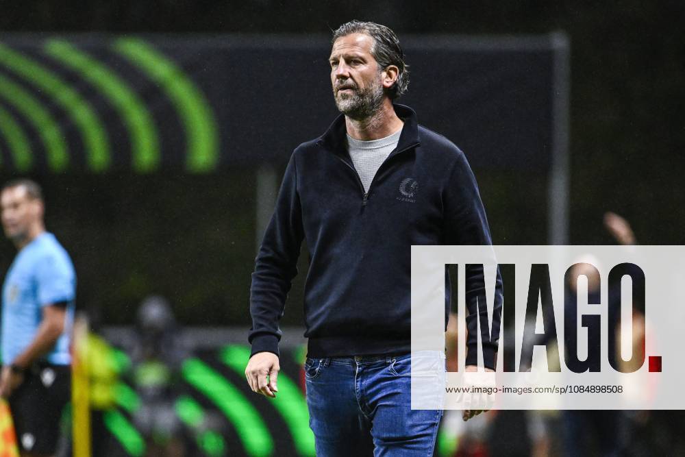 Rik De Mil, head coach of KAA Gent pictured during a soccer game between Portuguese SC Braga and Belgian soccer team KAA Gent, Thursday 22 October 2026 in Braga, Portugal, the second match in the UEFA Conference League league phase. TOM GOYVAERTS TomxGoyvaerts x190700037x