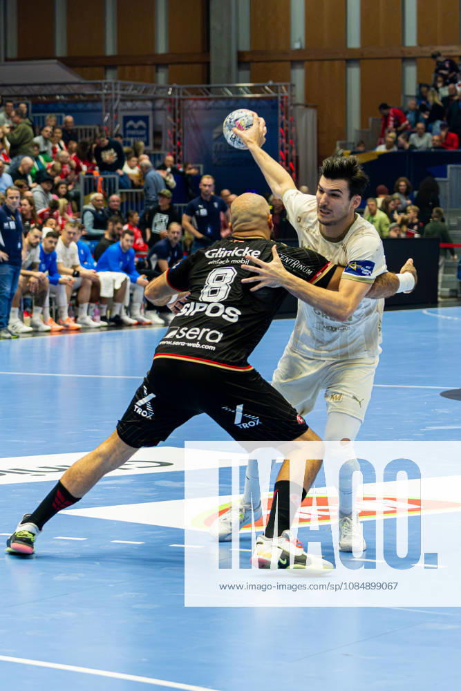 Kassel, Deutschland 22. Oktober 2026: EHF Champions League - 2026 2027 - Gruppenphase - Gruppe B - Sp. 5 - MT Melsungen gegen Orlen Wisla Plock Im Bild: v. li. im Zweikampf Adrian Sipos Adrian Sipos (MT) und GergÅ‘ Fazekas Gergo Fazekas (SPR) Rothenbach-Halle Hessen