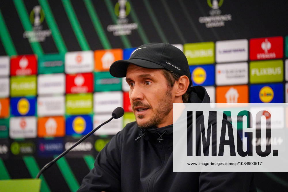 Fussball UEFA Conference League 2026 - 2027, 2. Spieltag - AS Monaco vs SC Freiburg - Stadion Louis II (Monaco): Julian Schuster (Trainer, SC Freiburg) Pressekonferenz, Medien, Mimik, Gesichtsausdruck, Emotion