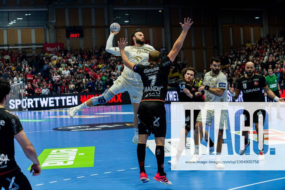 Kassel, Deutschland 22. Oktober 2026: EHF Champions League - 2026 2027 - Gruppenphase - Gruppe B - Sp. 5 - MT Melsungen gegen Orlen Wisla Plock Im Bild: v. li. im Zweikampf Zoltan Szita Zoltan Szita (SPR) und David MandiÄ‡ Mandic (MT) Rothenbach-Halle Hessen