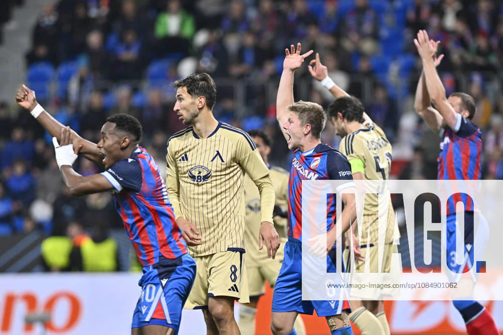 Fotball UEFA Europa League 3rd round match: Viktoria Plzen vs Levski Sofia in Pilsen, Czech Republic, October 22, 2026. Soccer players of Viktoria Plzen signal handball of Marko Grujic of Levski. (CTKxPhoto MiroslavxChaloupka) CTKPhotoP2026102210623 CTKPhotoP2026102210623