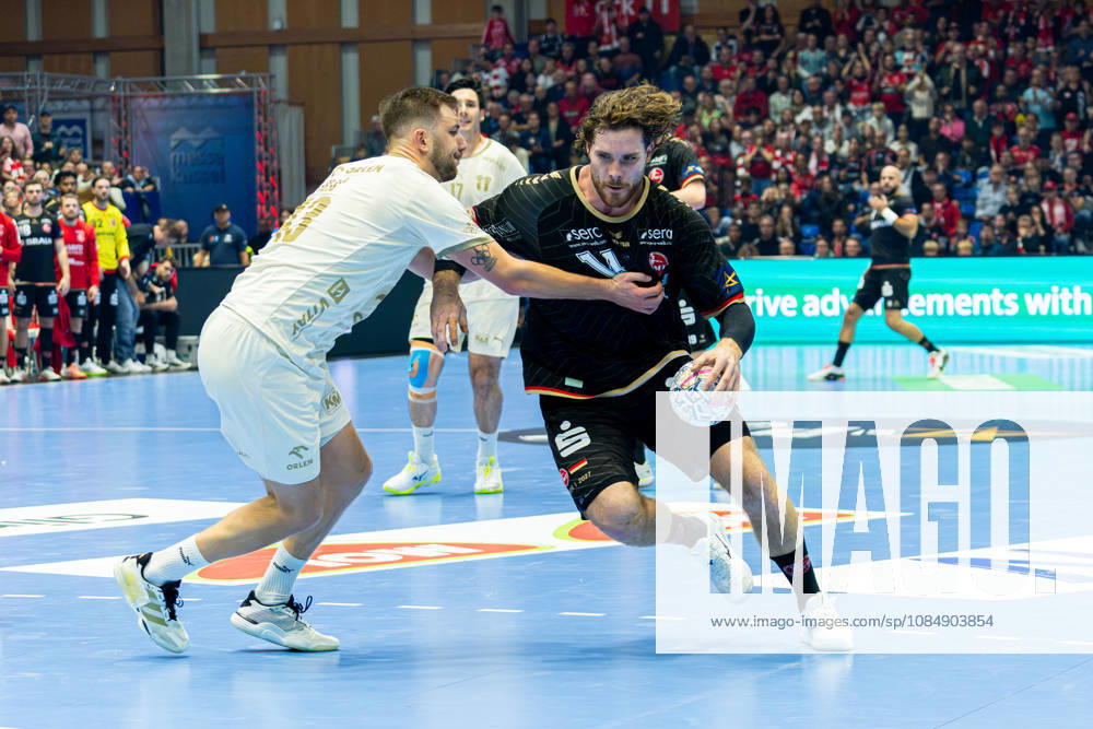 Kassel, Deutschland 22. Oktober 2026: EHF Champions League - 2026 2027 - Gruppenphase - Gruppe B - Sp. 5 - MT Melsungen gegen Orlen Wisla Plock Im Bild: v. li. im Zweikampf Zoran IliÄ‡ Ilic (SPR) und Johannes Golla (MT) Rothenbach-Halle Hessen
