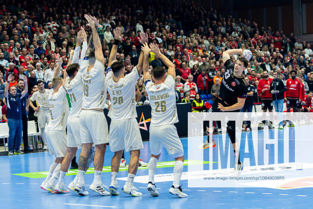 Kassel, Deutschland 22. Oktober 2026: EHF Champions League - 2026 2027 - Gruppenphase - Gruppe B - Sp. 5 - MT Melsungen gegen Orlen Wisla Plock Im Bild: v.li. MichaÅ‚ Daszek Michal Daszek (SPR), Zoltan Szita Zoltan Szita (SPR), Leon Å uÅ¡nja Susnja (SPR), Oriol Rey Morales (SPR) und PrzemysÅ‚aw Krajewski Przemyslaw Krajewski (SPR) in der Mauer. Aaron Mensing (MT) beim Torwurf Rothenbach-Halle Hessen