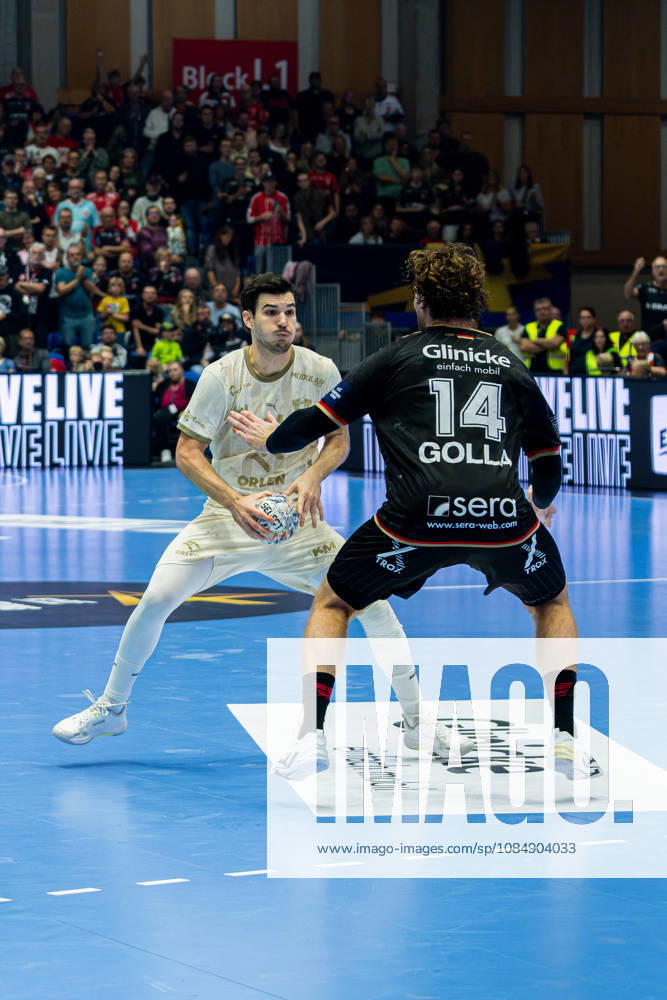 Kassel, Deutschland 22. Oktober 2026: EHF Champions League - 2026 2027 - Gruppenphase - Gruppe B - Sp. 5 - MT Melsungen gegen Orlen Wisla Plock Im Bild: v. li. im Zweikampf Gergő Fazekas Gergo Fazekas (SPR) und Johannes Golla (MT) Rothenbach-Halle Hessen