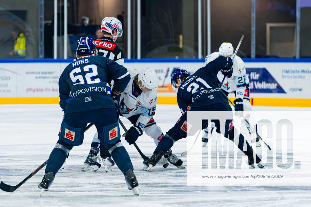 Kassel, Deutschland 22. Oktober 2026: DEL2 - 2026 2027 - Sp. 11 - Kassel Huskies gegen Blue Devils Weiden Im Bild: Charlie Jahnke (BDW) und Till Michel (ECK) beim Bully Probonio Arena Hessen