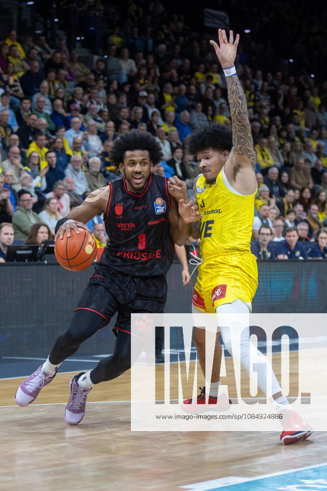 Oldenburg, Niedersachsen, DEU, 23.10.2026, Jordan Wright (links, BMA365 Bamberg Baskets) und Tylan Pope (rechts, EWE Baskets Oldenburg). EWE Baskets Oldenburg vs. BMA365 Bamberg Baskets. Basketball 1. Basketball-Bundesliga Saison 2026 2027, 6. Spieltag, Grosse EWE Arena. EWE Baskets Oldenburg vs. BMA365 Bamberg Baskets