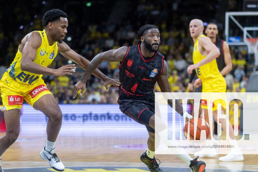 Oldenburg, Niedersachsen, DEU, 23.10.2026, Jordan Jones (rechts, BMA365 Bamberg Baskets) und Jeremy Roach (links, EWE Baskets Oldenburg). EWE Baskets Oldenburg vs. BMA365 Bamberg Baskets. Basketball 1. Basketball-Bundesliga Saison 2026 2027, 6. Spieltag, Grosse EWE Arena. EWE Baskets Oldenburg vs. BMA365 Bamberg Baskets