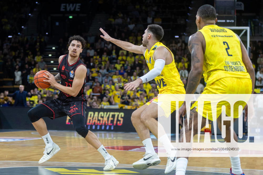 Oldenburg, Niedersachsen, DEU, 23.10.2026, Joshua Obiesie (links, BMA365 Bamberg Baskets) und Stefan Momirov (Mitte, EWE Baskets Oldenburg), Demajeo Wiggins (rechts, EWE Baskets Oldenburg). EWE Baskets Oldenburg vs. BMA365 Bamberg Baskets. Basketball 1. Basketball-Bundesliga Saison 2026 2027, 6. Spieltag, Grosse EWE Arena. EWE Baskets Oldenburg vs. BMA365 Bamberg Baskets