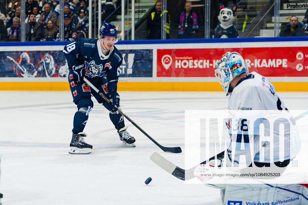 Kassel, Deutschland 22. Oktober 2026: DEL2 - 2026 2027 - Sp. 11 - Kassel Huskies gegen Blue Devils Weiden Im Bild: v. li. im Zweikampf Laurin Braun (ECK) und Torhüter Kristian Hufsky (BDW) Probonio Arena Hessen