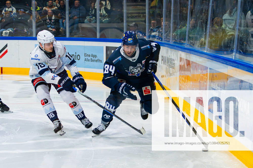 Kassel, Deutschland 22. Oktober 2026: DEL2 - 2026 2027 - Sp. 11 - Kassel Huskies gegen Blue Devils Weiden Im Bild: v. li. im Zweikampf Philipp Faulhaber (BDW) und Christopher Wilkie (ECK) Probonio Arena Hessen