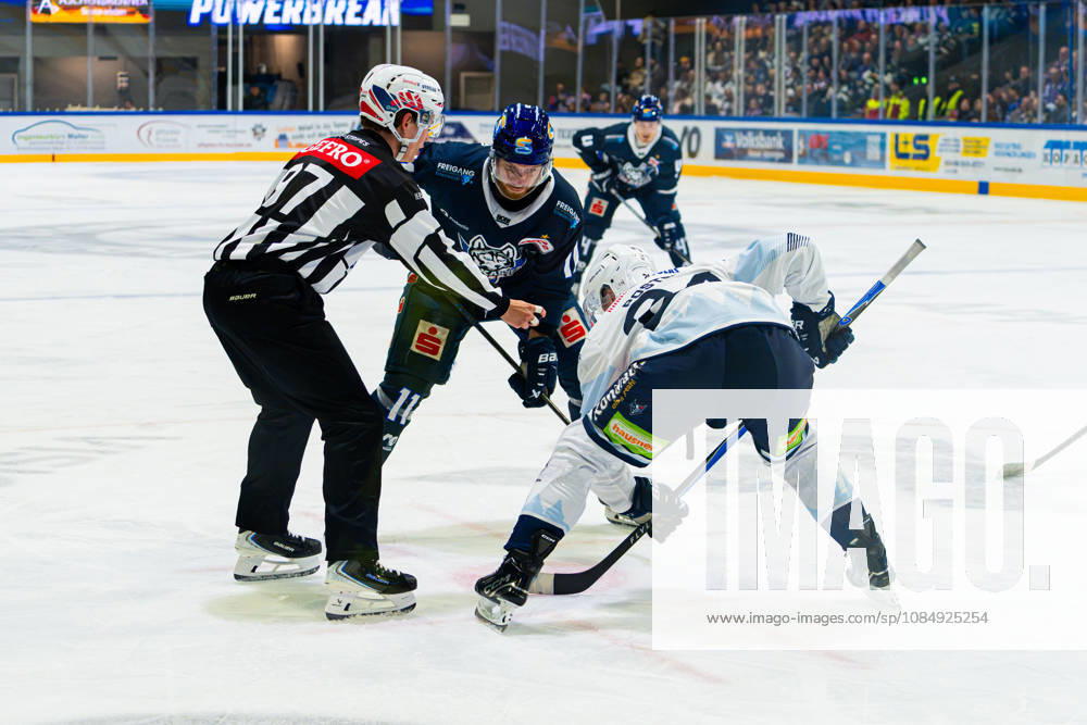 Kassel, Deutschland 22. Oktober 2026: DEL2 - 2026 2027 - Sp. 11 - Kassel Huskies gegen Blue Devils Weiden Im Bild: v. li. im Zweikampf Jake Weidner (ECK) und Niklas Postel (BDW) Probonio Arena Hessen