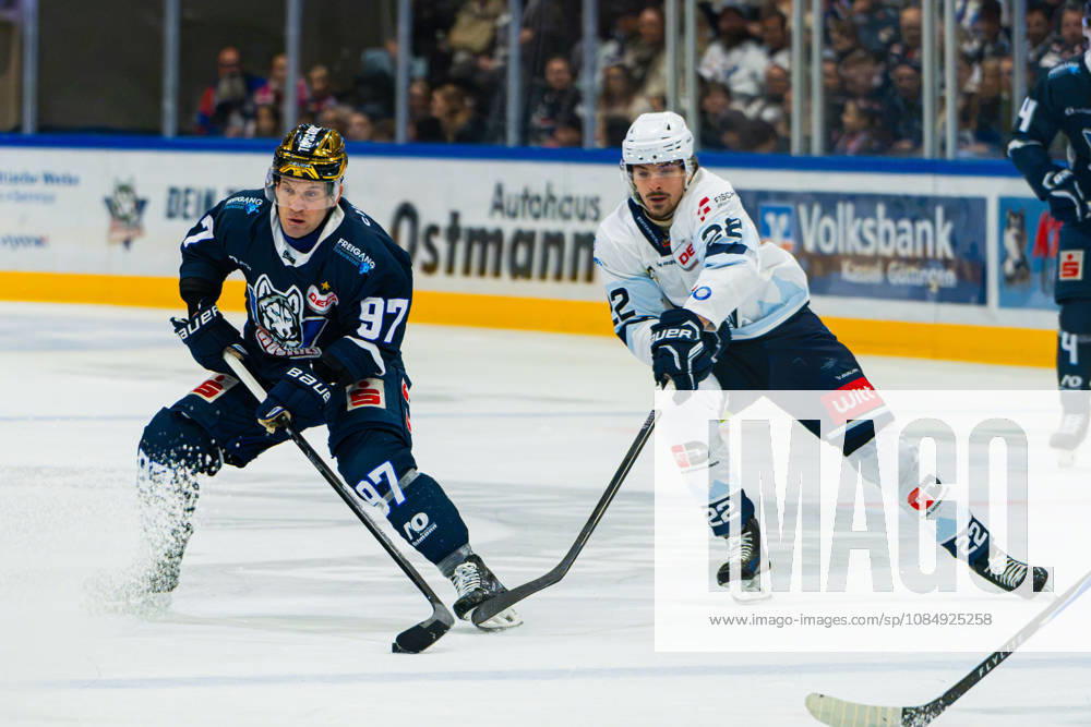 Kassel, Deutschland 22. Oktober 2026: DEL2 - 2026 2027 - Sp. 11 - Kassel Huskies gegen Blue Devils Weiden Im Bild: v. li. im Zweikampf Matt White (ECK) und Yuma Grimm (BDW) Probonio Arena Hessen