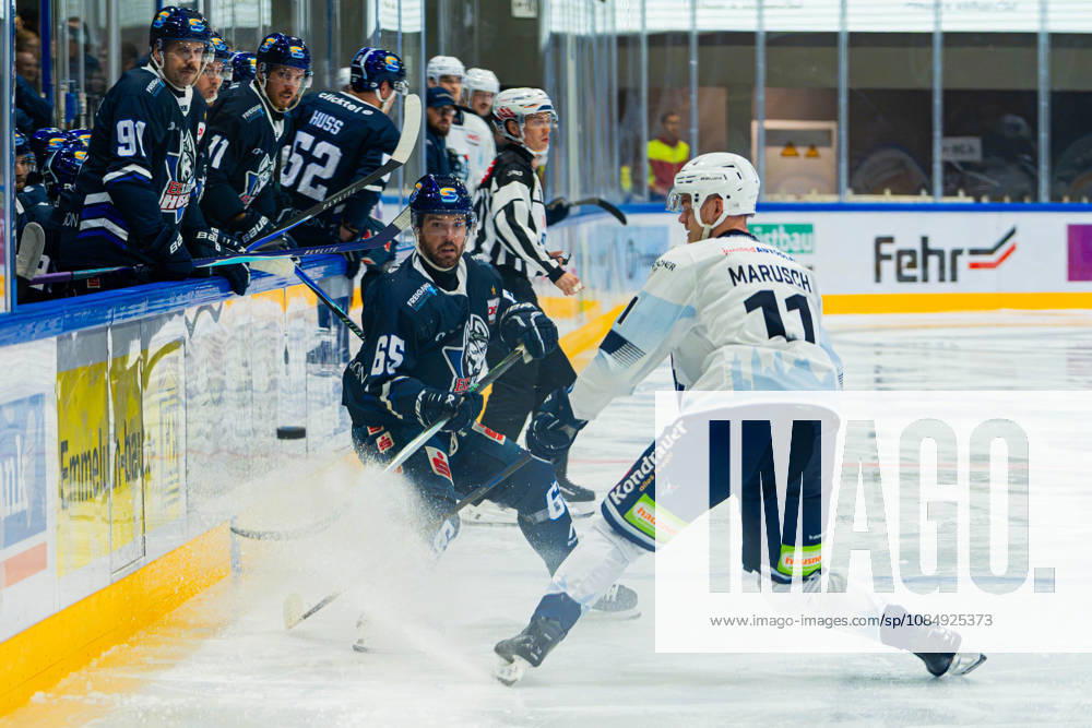 Kassel, Deutschland 22. Oktober 2026: DEL2 - 2026 2027 - Sp. 11 - Kassel Huskies gegen Blue Devils Weiden Im Bild: v. li. im Zweikampf Hunter Garlent (ECK) und Luis Marusch (BDW) Probonio Arena Hessen