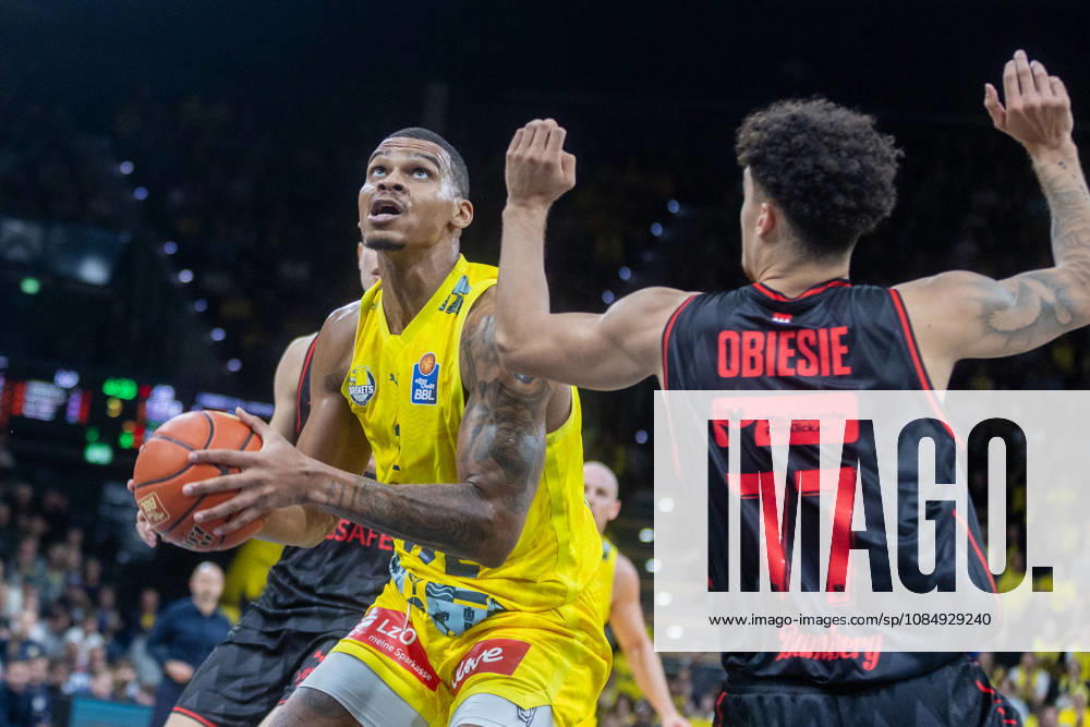 Oldenburg, Niedersachsen, DEU, 23.10.2026, Demajeo Wiggins (links, EWE Baskets Oldenburg) und Joshua Obiesie (rechts, BMA365 Bamberg Baskets). EWE Baskets Oldenburg vs. BMA365 Bamberg Baskets. Basketball 1. Basketball-Bundesliga Saison 2026 2027, 6. Spieltag, Grosse EWE Arena. EWE Baskets Oldenburg vs. BMA365 Bamberg Baskets
