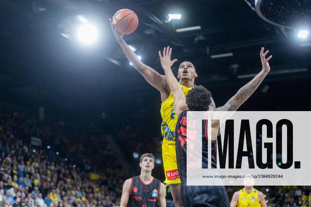 Oldenburg, Niedersachsen, DEU, 23.10.2026, Demajeo Wiggins (links, EWE Baskets Oldenburg) und Joshua Obiesie (rechts, BMA365 Bamberg Baskets). EWE Baskets Oldenburg vs. BMA365 Bamberg Baskets. Basketball 1. Basketball-Bundesliga Saison 2026 2027, 6. Spieltag, Grosse EWE Arena. EWE Baskets Oldenburg vs. BMA365 Bamberg Baskets