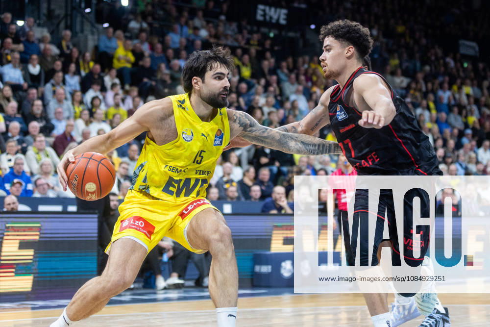 Oldenburg, Niedersachsen, DEU, 23.10.2026, Marcel Keßen (links, EWE Baskets Oldenburg) und Joshua Obiesie (rechts, BMA365 Bamberg Baskets), EWE Baskets Oldenburg vs. BMA365 Bamberg Baskets. Basketball 1. Basketball-Bundesliga Saison 2026 2027, 6. Spieltag, Grosse EWE Arena. EWE Baskets Oldenburg vs. BMA365 Bamberg Baskets