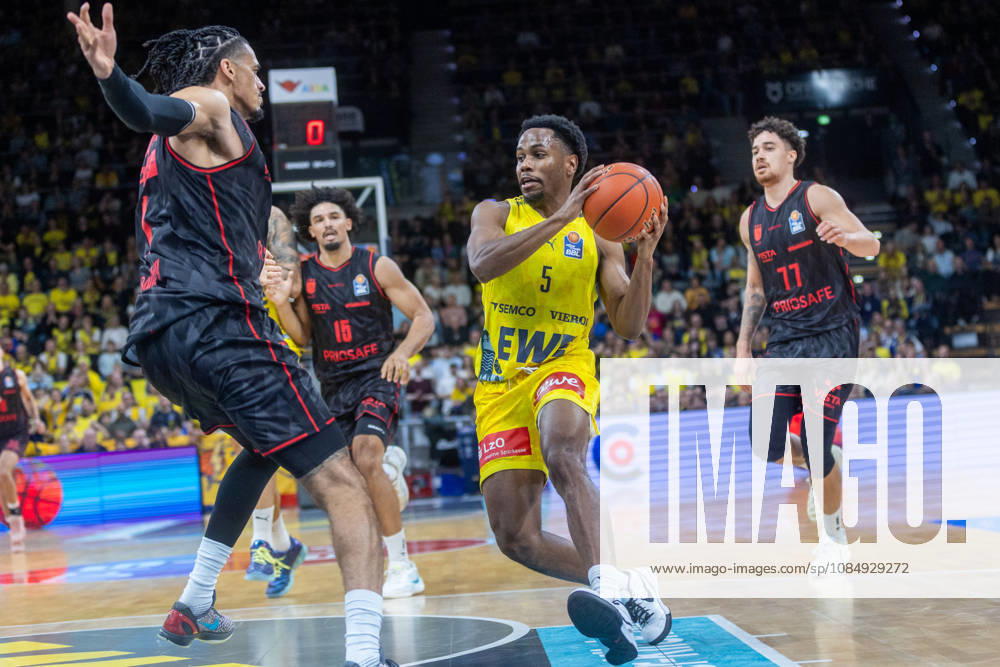 Oldenburg, Niedersachsen, DEU, 23.10.2026, Jeremy Roach (Mitte, EWE Baskets Oldenburg), Jonathan Bähre (links, BMA365 Bamberg Baskets), Brendan Terry (2. v. links, BMA365 Bamberg Baskets) und Joshua Obiesie (rechts, BMA365 Bamberg Baskets). EWE Baskets Oldenburg vs. BMA365 Bamberg Baskets. Basketball 1. Basketball-Bundesliga Saison 2026 2027, 6. Spieltag, Grosse EWE Arena. EWE Baskets Oldenburg vs. BMA365 Bamberg Baskets