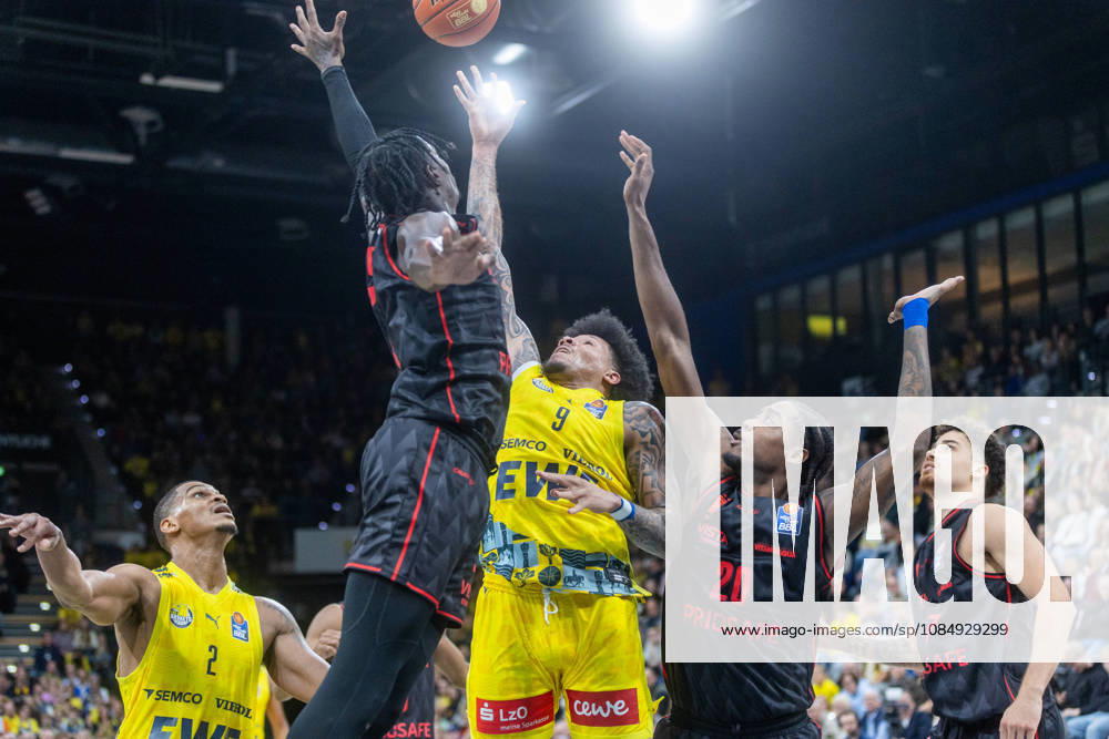 Oldenburg, Niedersachsen, DEU, 23.10.2026, Tylan Pope (links, EWE Baskets Oldenburg) und Hason Ward (rechts, BMA365 Bamberg Baskets). EWE Baskets Oldenburg vs. BMA365 Bamberg Baskets. Basketball 1. Basketball-Bundesliga Saison 2026 2027, 6. Spieltag, Grosse EWE Arena. EWE Baskets Oldenburg vs. BMA365 Bamberg Baskets