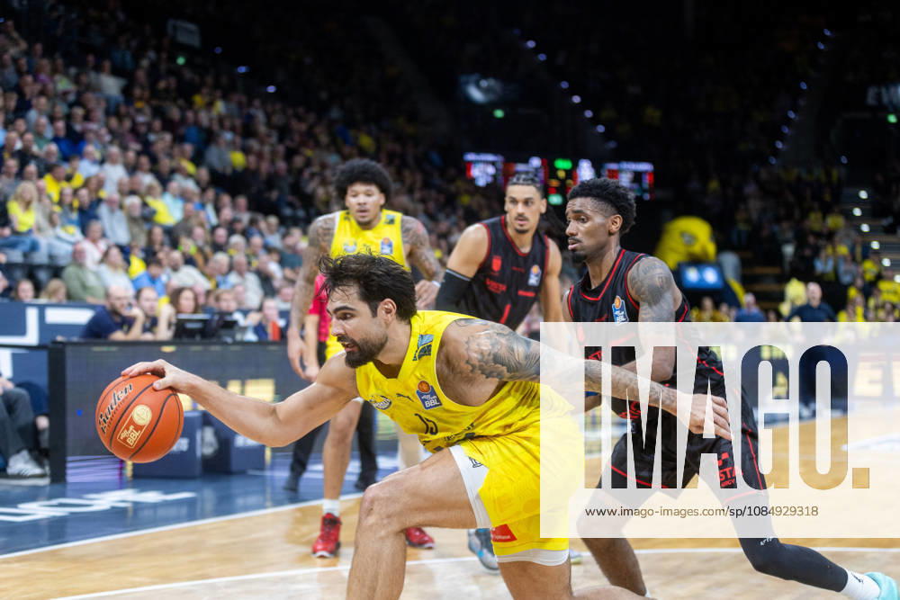 Oldenburg, Niedersachsen, DEU, 23.10.2026, Marcel Keßen (links, EWE Baskets Oldenburg) und Mylik Wilson (rechts, BMA365 Bamberg Baskets). EWE Baskets Oldenburg vs. BMA365 Bamberg Baskets. Basketball 1. Basketball-Bundesliga Saison 2026 2027, 6. Spieltag, Grosse EWE Arena. EWE Baskets Oldenburg vs. BMA365 Bamberg Baskets