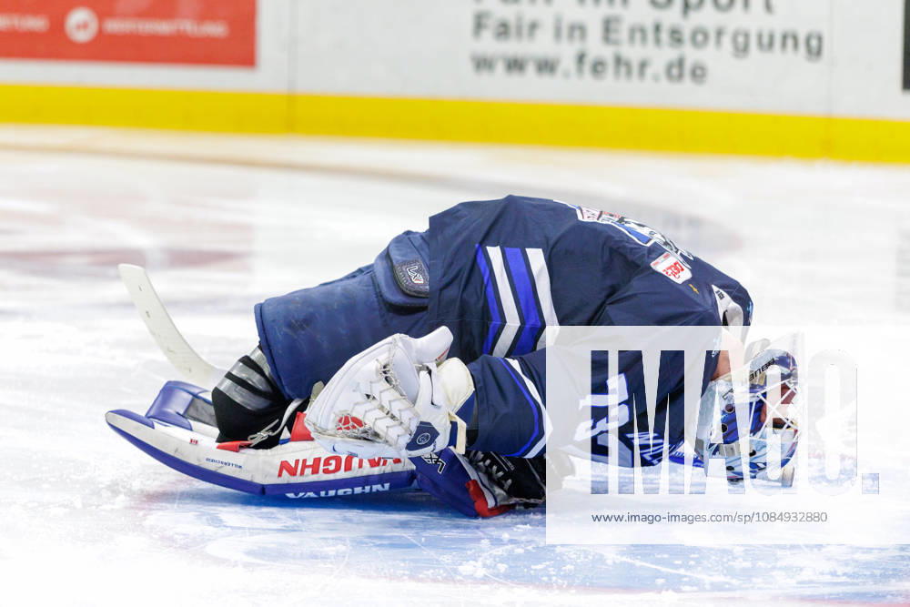 Ice hockey, Eishockey Men - DEL2 - EC Kassel Huskies vs Blue Devils Weiden Season 2026 2027 Goalkeeper Leon Willerscheid of EC Kassel Huskies stretches during the DEL2 ice hockey match between EC Kassel Huskies and Blue Devils Weiden in Kassel, Germany, 23 October 2026. Kassel entered the match in second place in the standings, while Weiden were ranked 12th. Hesse