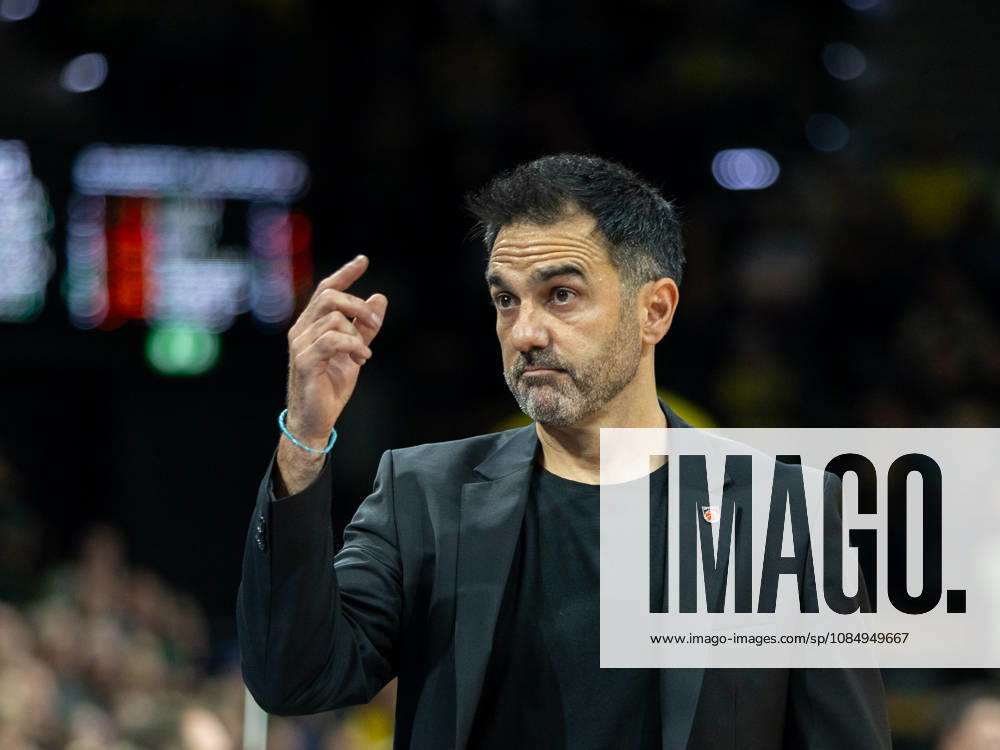 EWE Baskets Oldenburg im Zweikampf mit Bamberg Baskets, Trainer von Bamberg Baskets Jesus Ramirez EWE Baskets Oldenburg vs Bamberg Baskets, Basketball, BBL, 23.10.2026 Oldenburg