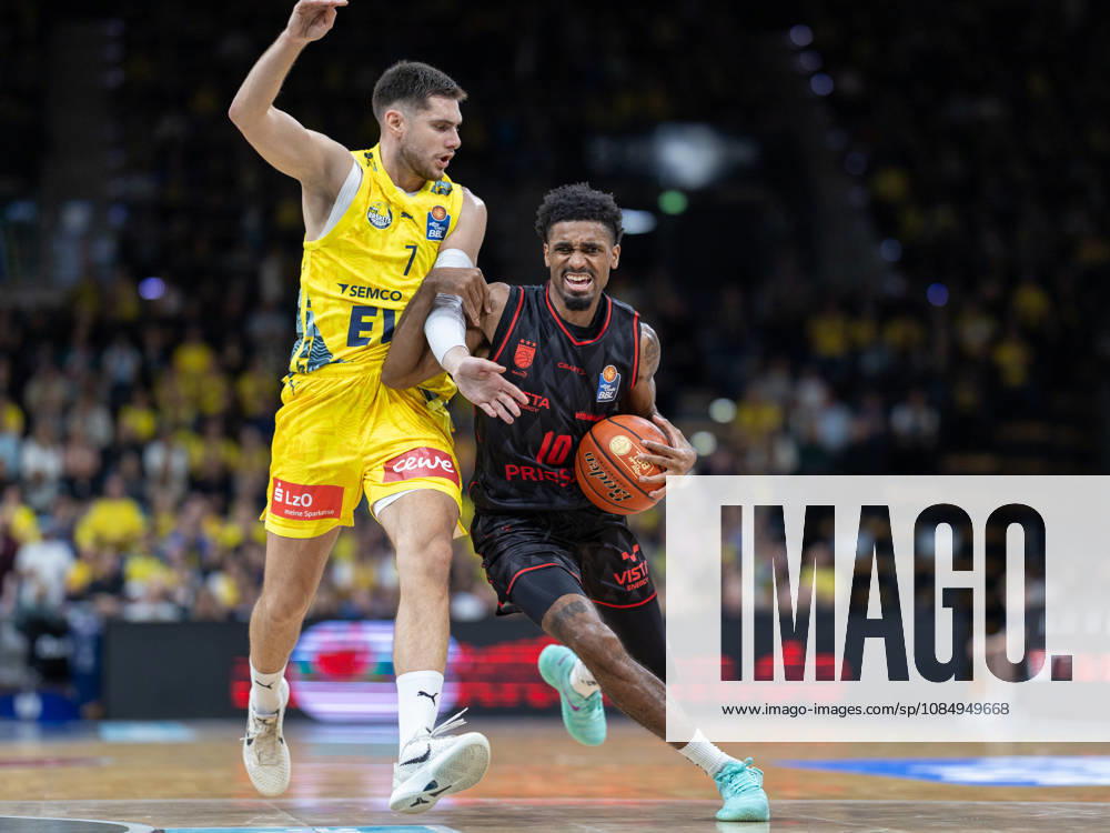 EWE Baskets Oldenburg im Zweikampf mit Bamberg Baskets, Mylik Wilson, Stefan Momirov EWE Baskets Oldenburg vs Bamberg Baskets, Basketball, BBL, 23.10.2026 Oldenburg