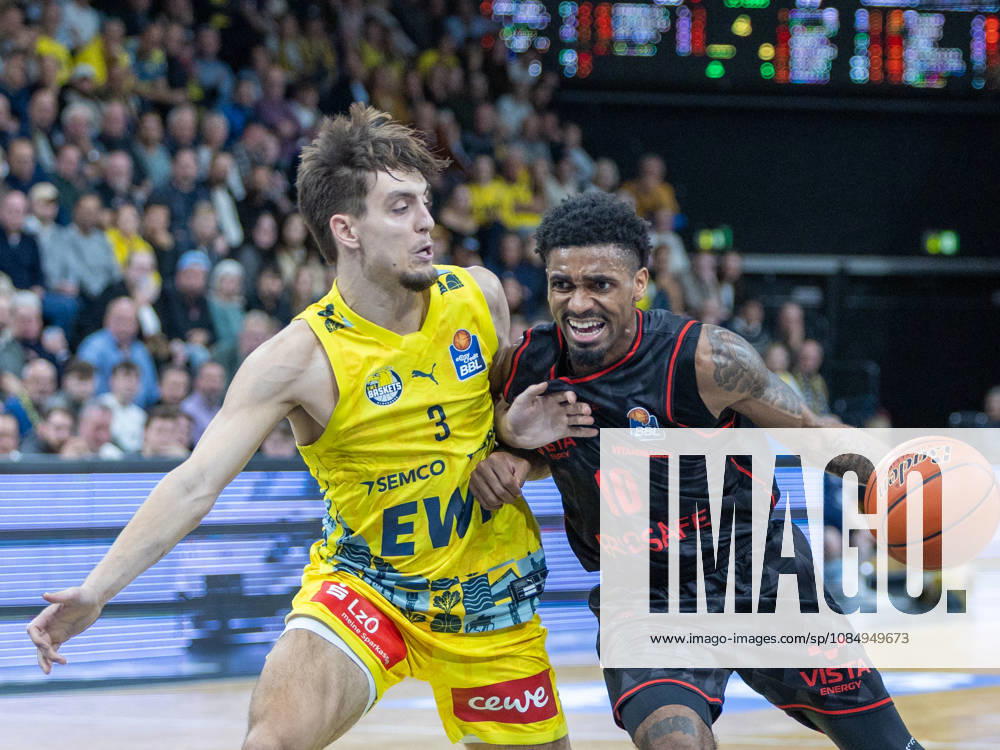 EWE Baskets Oldenburg im Zweikampf mit Bamberg Baskets, Mylik Wilson EWE Baskets Oldenburg vs Bamberg Baskets, Basketball, BBL, 23.10.2026 Oldenburg