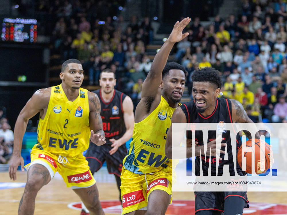 EWE Baskets Oldenburg im Zweikampf mit Bamberg Baskets, Mylik Wilson EWE Baskets Oldenburg vs Bamberg Baskets, Basketball, BBL, 23.10.2026 Oldenburg