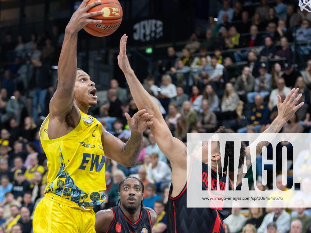 EWE Baskets Oldenburg im Zweikampf mit Bamberg Baskets, Demajeo Wiggins EWE Baskets Oldenburg vs Bamberg Baskets, Basketball, BBL, 23.10.2026 Oldenburg