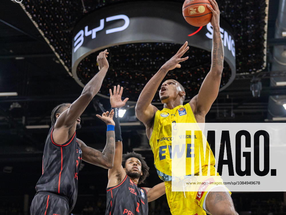 EWE Baskets Oldenburg im Zweikampf mit Bamberg Baskets, Demajeo Wiggins EWE Baskets Oldenburg vs Bamberg Baskets, Basketball, BBL, 23.10.2026 Oldenburg