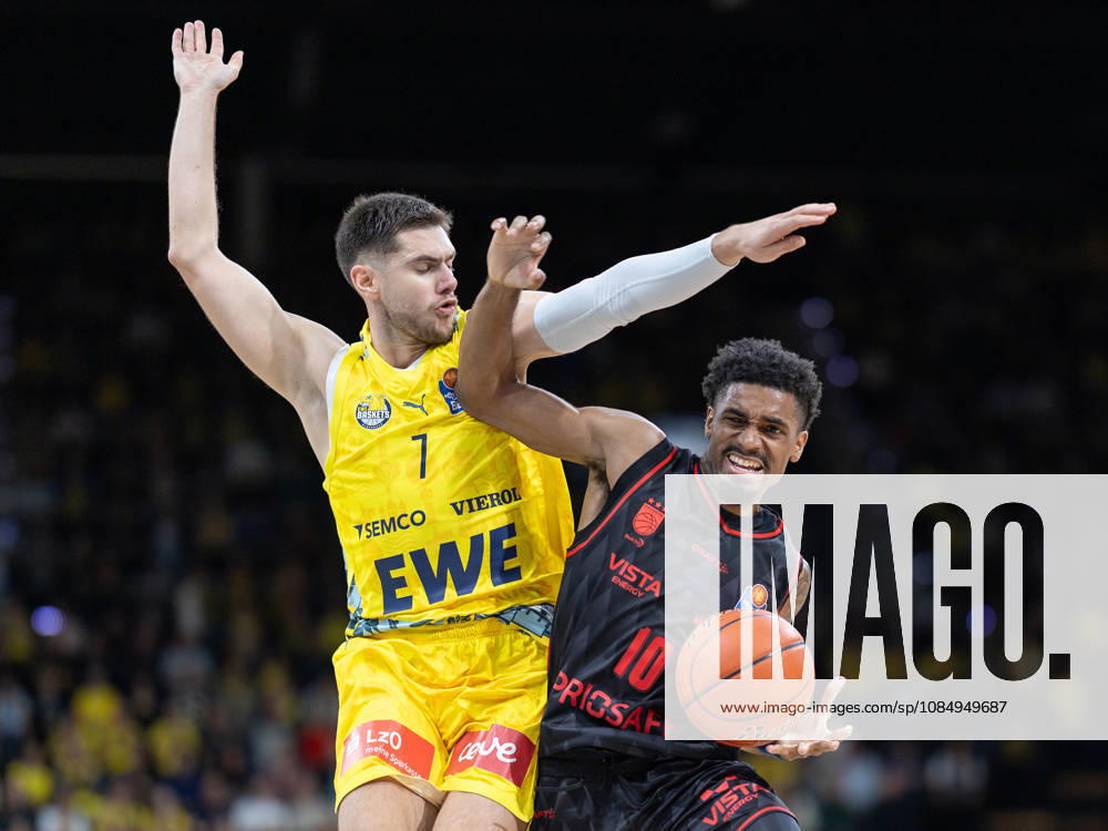 EWE Baskets Oldenburg im Zweikampf mit Bamberg Baskets, Mylik Wilson, Stefan Momirov EWE Baskets Oldenburg vs Bamberg Baskets, Basketball, BBL, 23.10.2026 Oldenburg