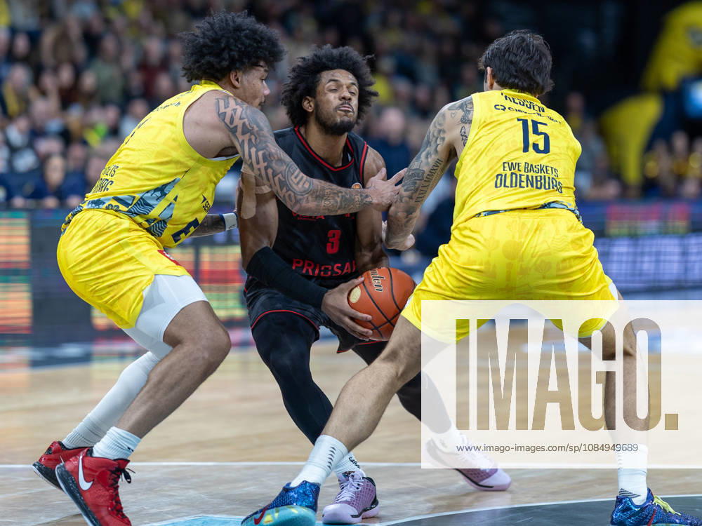EWE Baskets Oldenburg im Zweikampf mit Bamberg Baskets, Jordan Wright EWE Baskets Oldenburg vs Bamberg Baskets, Basketball, BBL, 23.10.2026 Oldenburg