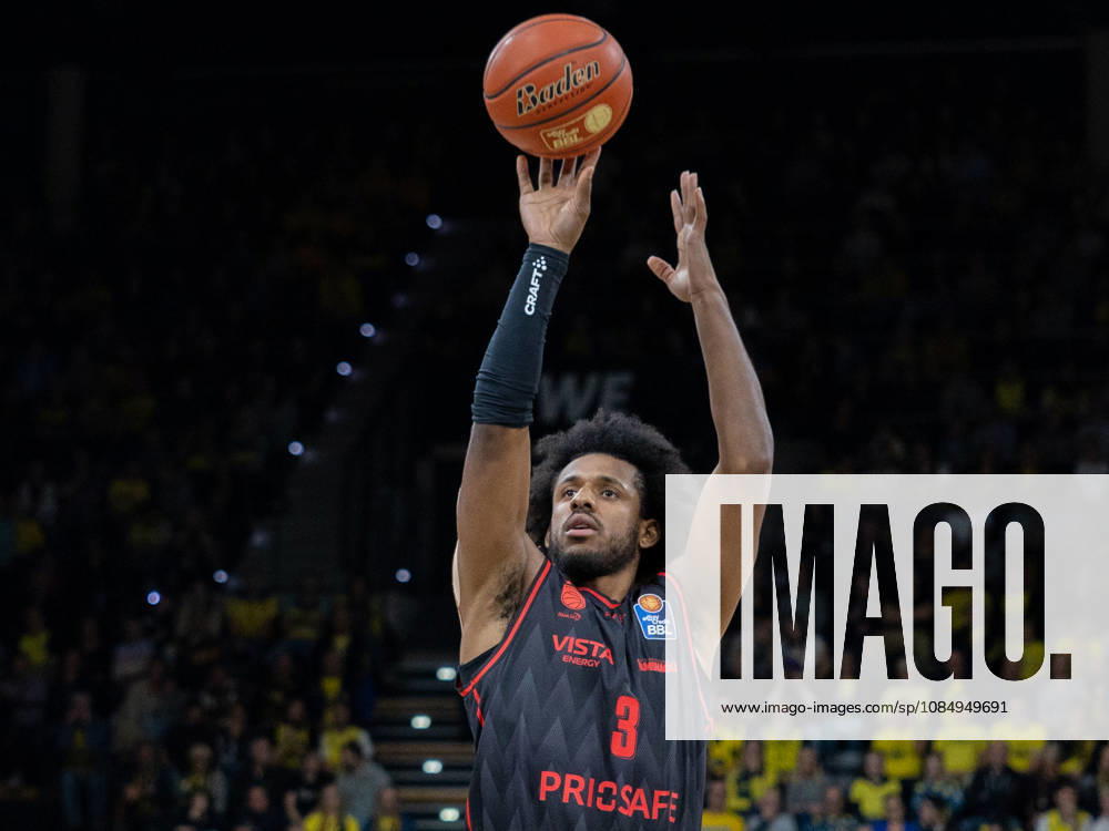 EWE Baskets Oldenburg im Zweikampf mit Bamberg Baskets, Jordan Wright EWE Baskets Oldenburg vs Bamberg Baskets, Basketball, BBL, 23.10.2026 Oldenburg