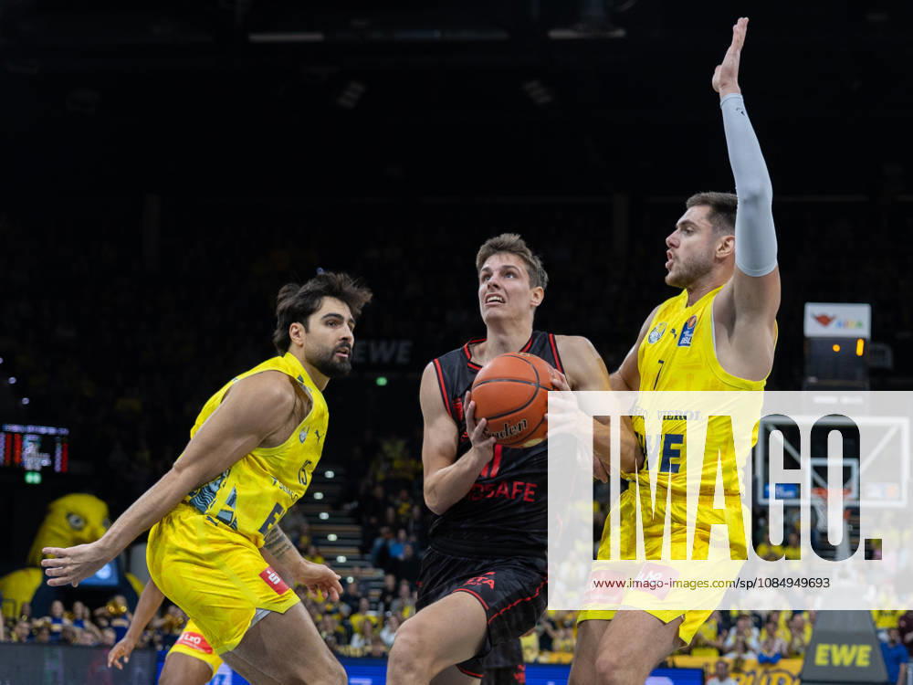 EWE Baskets Oldenburg im Zweikampf mit Bamberg Baskets, Richard Balint EWE Baskets Oldenburg vs Bamberg Baskets, Basketball, BBL, 23.10.2026 Oldenburg