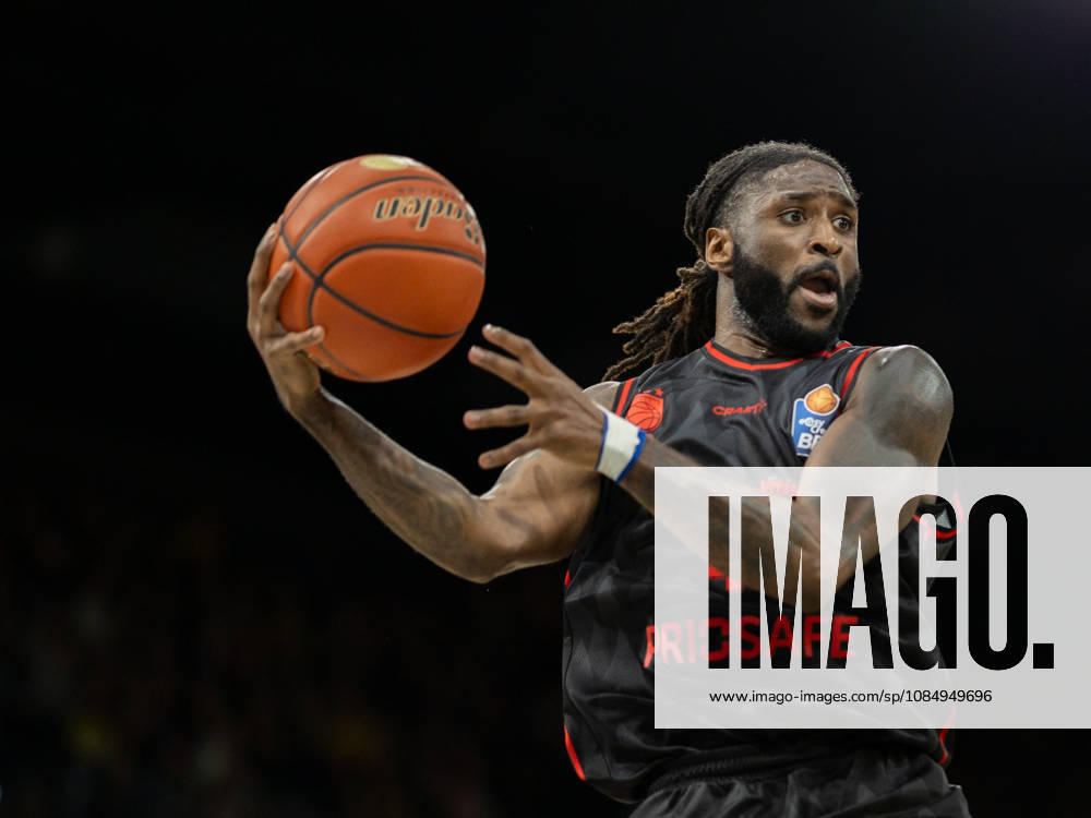 EWE Baskets Oldenburg im Zweikampf mit Bamberg Baskets, Jordan Jones EWE Baskets Oldenburg vs Bamberg Baskets, Basketball, BBL, 23.10.2026 Oldenburg