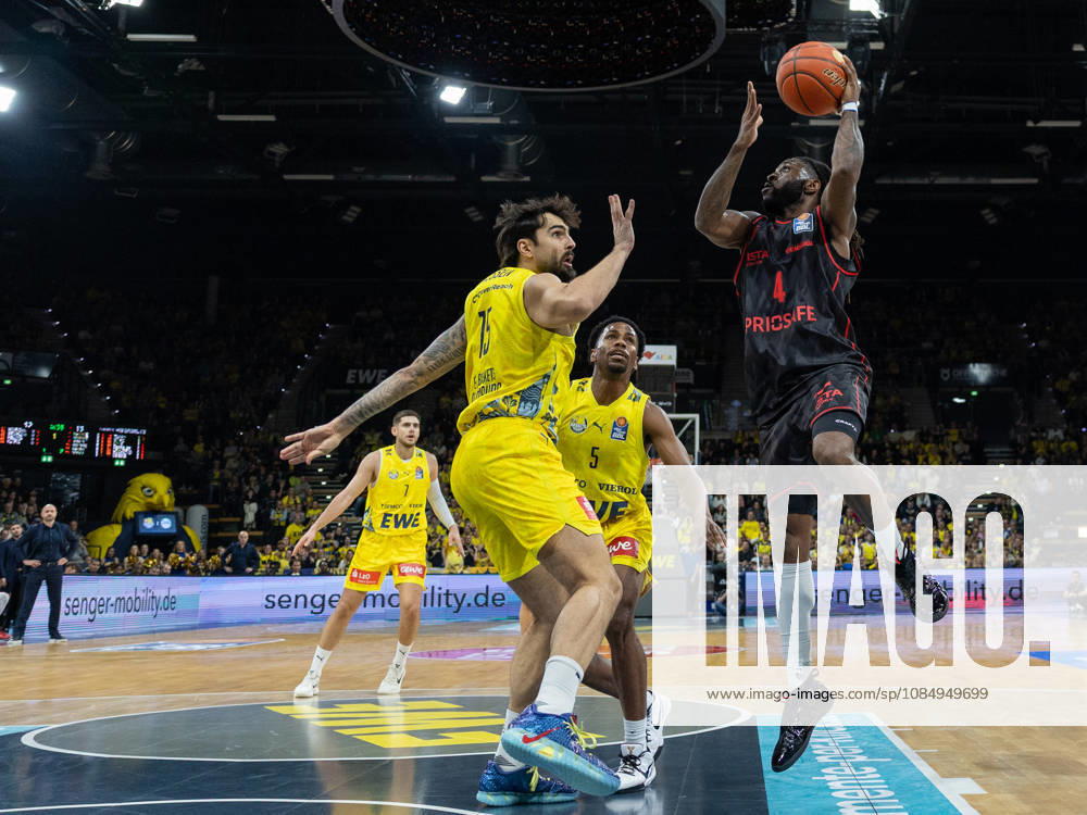 EWE Baskets Oldenburg im Zweikampf mit Bamberg Baskets, Jordan Jones EWE Baskets Oldenburg vs Bamberg Baskets, Basketball, BBL, 23.10.2026 Oldenburg