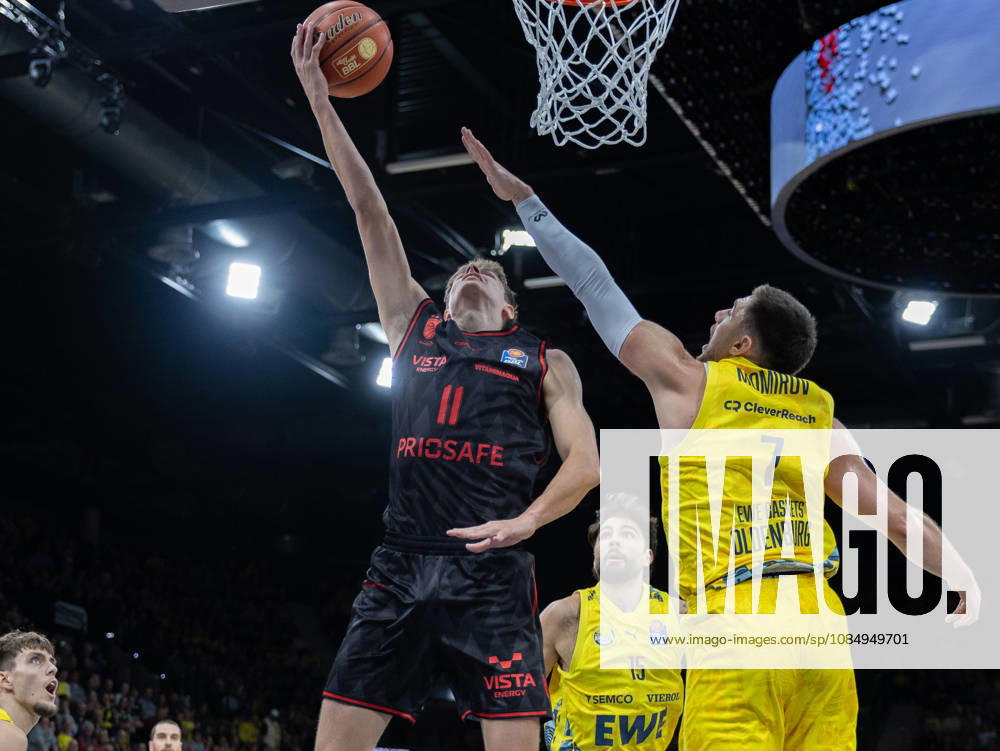 EWE Baskets Oldenburg im Zweikampf mit Bamberg Baskets, Richard Balint EWE Baskets Oldenburg vs Bamberg Baskets, Basketball, BBL, 23.10.2026 Oldenburg