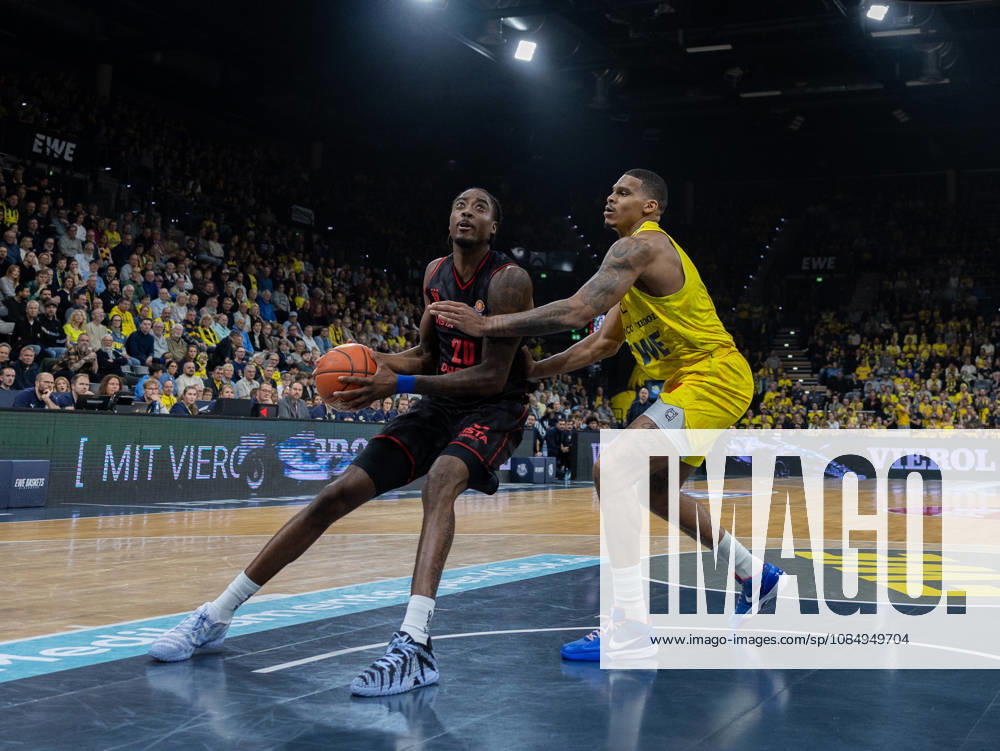 EWE Baskets Oldenburg im Zweikampf mit Bamberg Baskets, Hason Ward EWE Baskets Oldenburg vs Bamberg Baskets, Basketball, BBL, 23.10.2026 Oldenburg