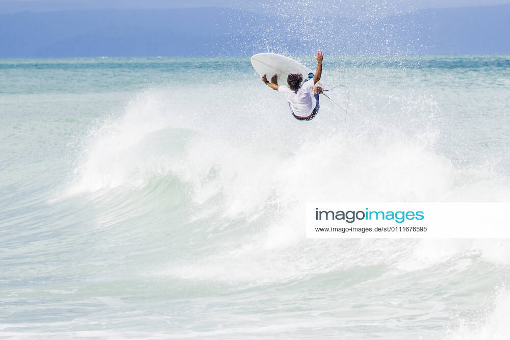 Surfer jumping on wave in mid air Matapalo, Provincia de Guanacaste, Costa Rica CR_CHPH210127F-613934-01 ,model released, Symbolfoto