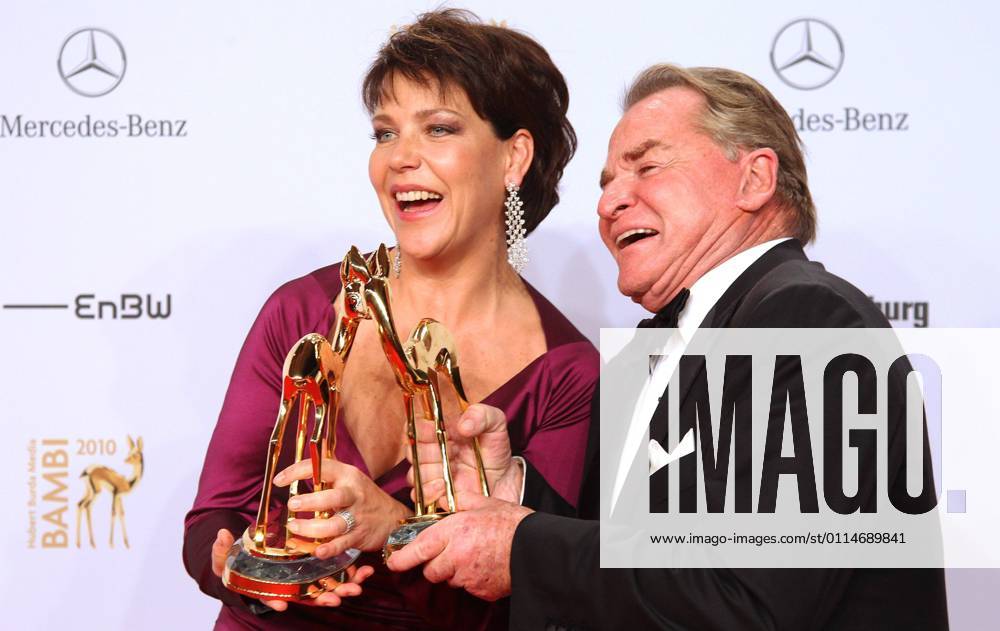 Preistraeger Beste Fernsehserie : Um Himmers Willen mit Janina Hartwig und Fritz Wepper zur Bambi Verleihung 2010 in der Metroptolis-Halle am Filmpark in Potsdam-Babelsberg