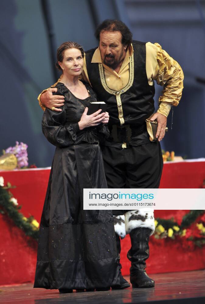 Gudrun Landgrebe (Rolle-Mutter), Peter Willy Willmann (Rolle-Jedermann) Premiere - Jedermann - anlaesslich der Thurn und Taxis Schlossfestspiele 2011 in Regensburg.