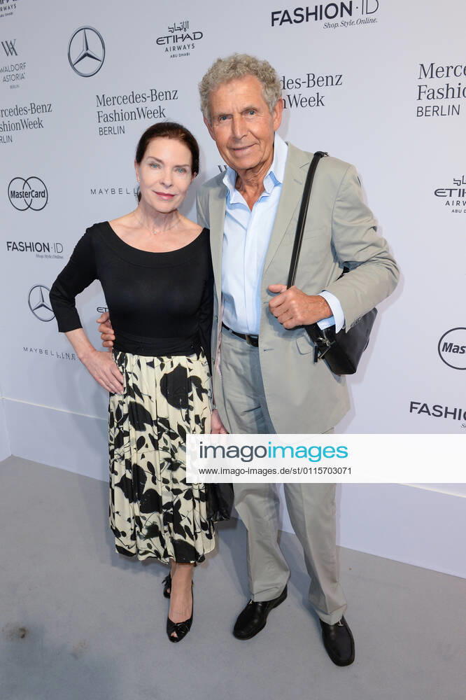 Gudrun Landgrebe und Ehemann Ulrich von Nathusius MINX Show Mercedes Benz Fashion Berlin 2016 mit Mode Fruehjahr Sommer 2017 Spring Summer 2017 im Erika Hess Stadion in Berlin