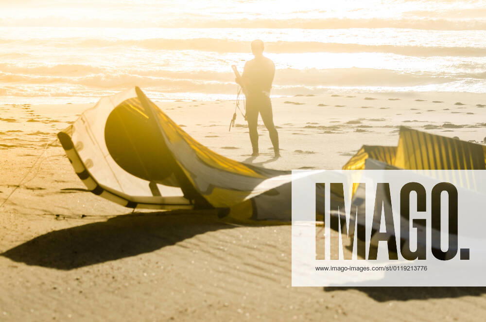 IMAGO Creative: Sommer Sport - Strand Kitesurfer on a beautiful background of spray during the sunset.