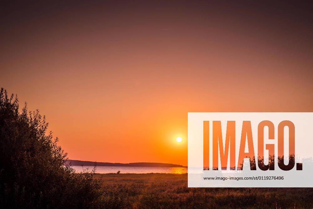 IMAGO Creative: Ende des Sommers Countryside lake with a sunrise in the late summer
