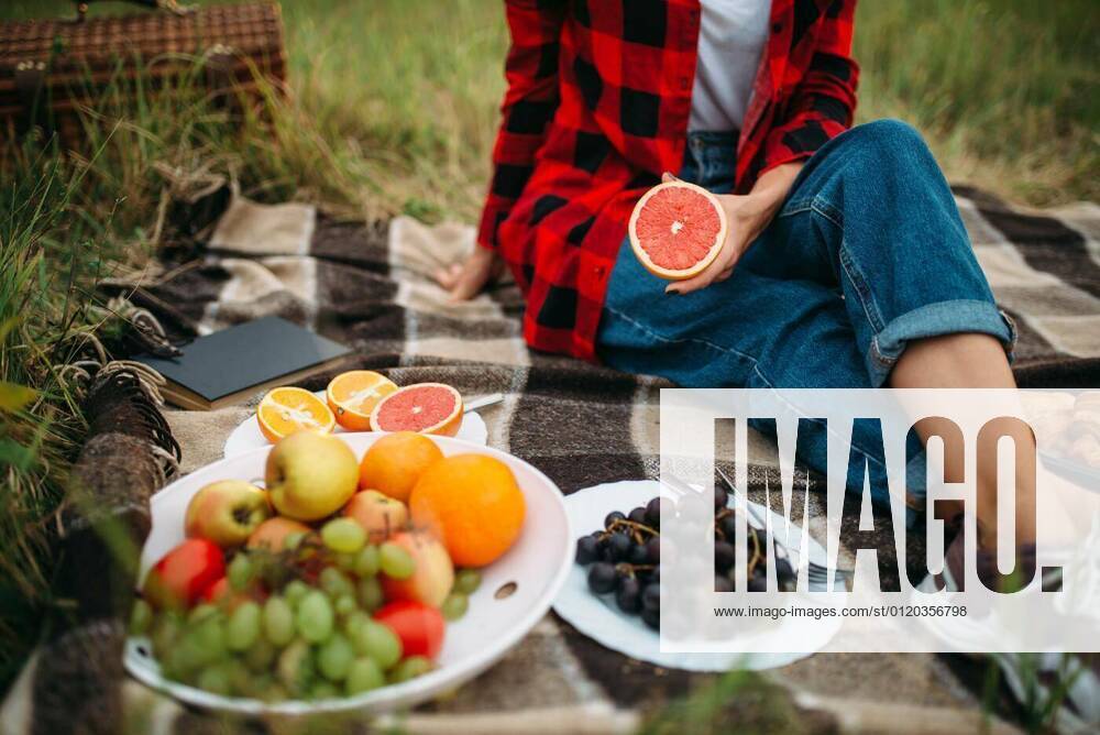 IMAGO Creative: Jahreszeit Frühling, Picknick Woman with fruits, picnic in summer field model released, Symbolfoto, 06.02.2020 15:33:11,