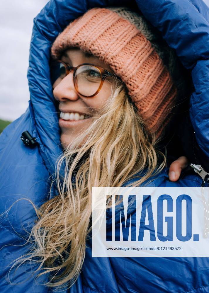 Woman smiling in a sleeping bag whilst camping in the Jurassic coast Dorset, England, United Kingdom CR_RABE210614-754260-01 ,model released, Symbolfoto