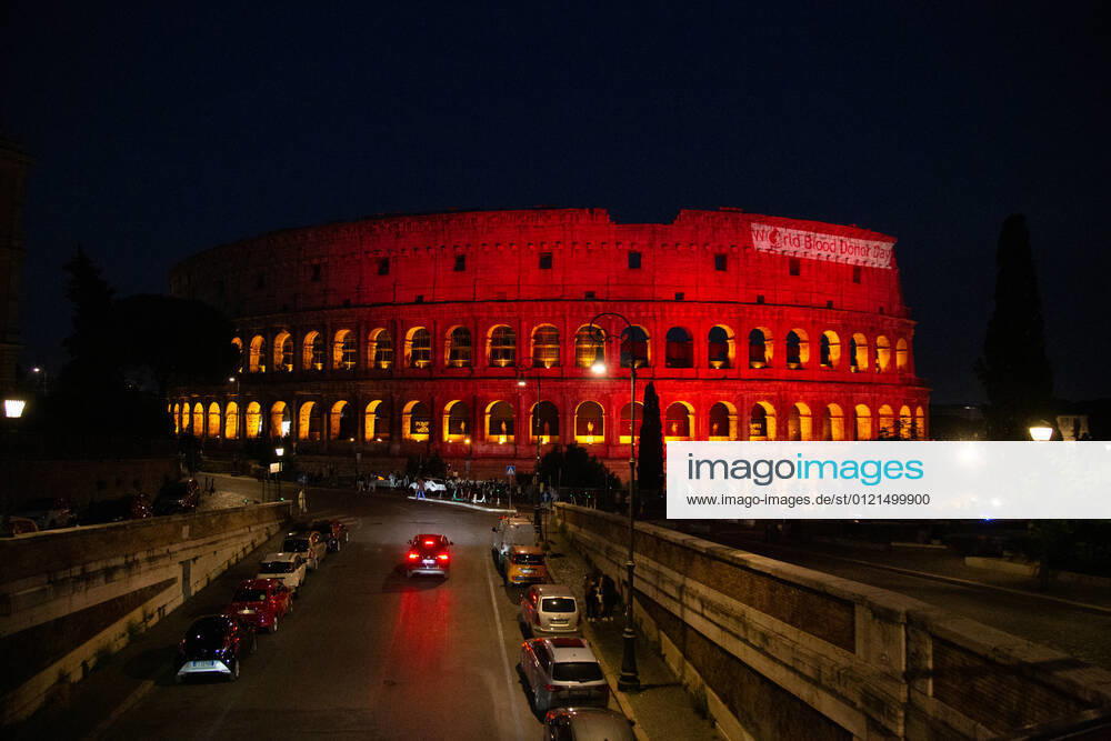 Weltblutspendetag in Italien - Rot beleuchtetes Kolluseum in Rom Italy: World Blood Donor Day in Rome View of Colosseum illuminated in red on the occasion of World Blood Donor Day Rome Italy