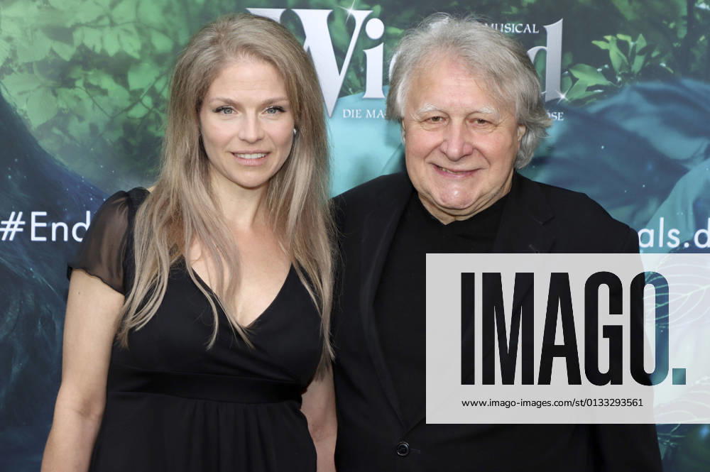 Peter Urban mit Ehefrau Laura bei der Premiere von Wicked - Das Musical im Stage Theater Neue Flora. Hamburg