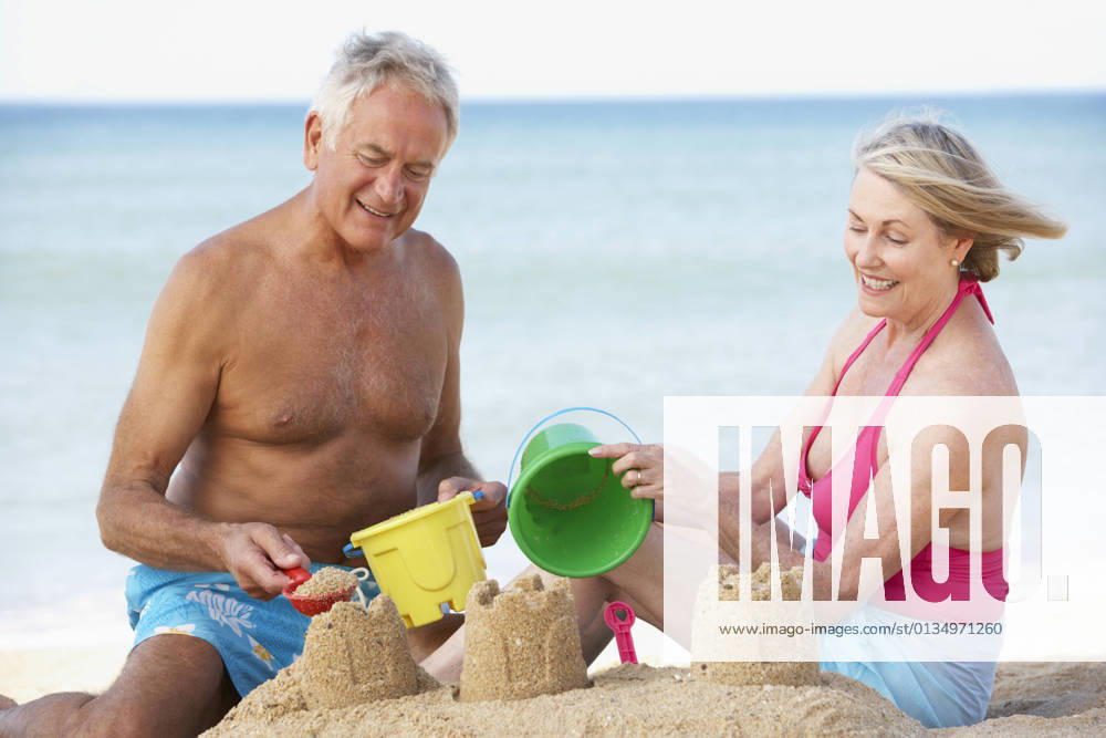 Active seniors,sandcastle,elderly,fit,old,senior,seniors,sand castle,sand castles,sandcastles mmq-q0h ,model released, Symbolfoto